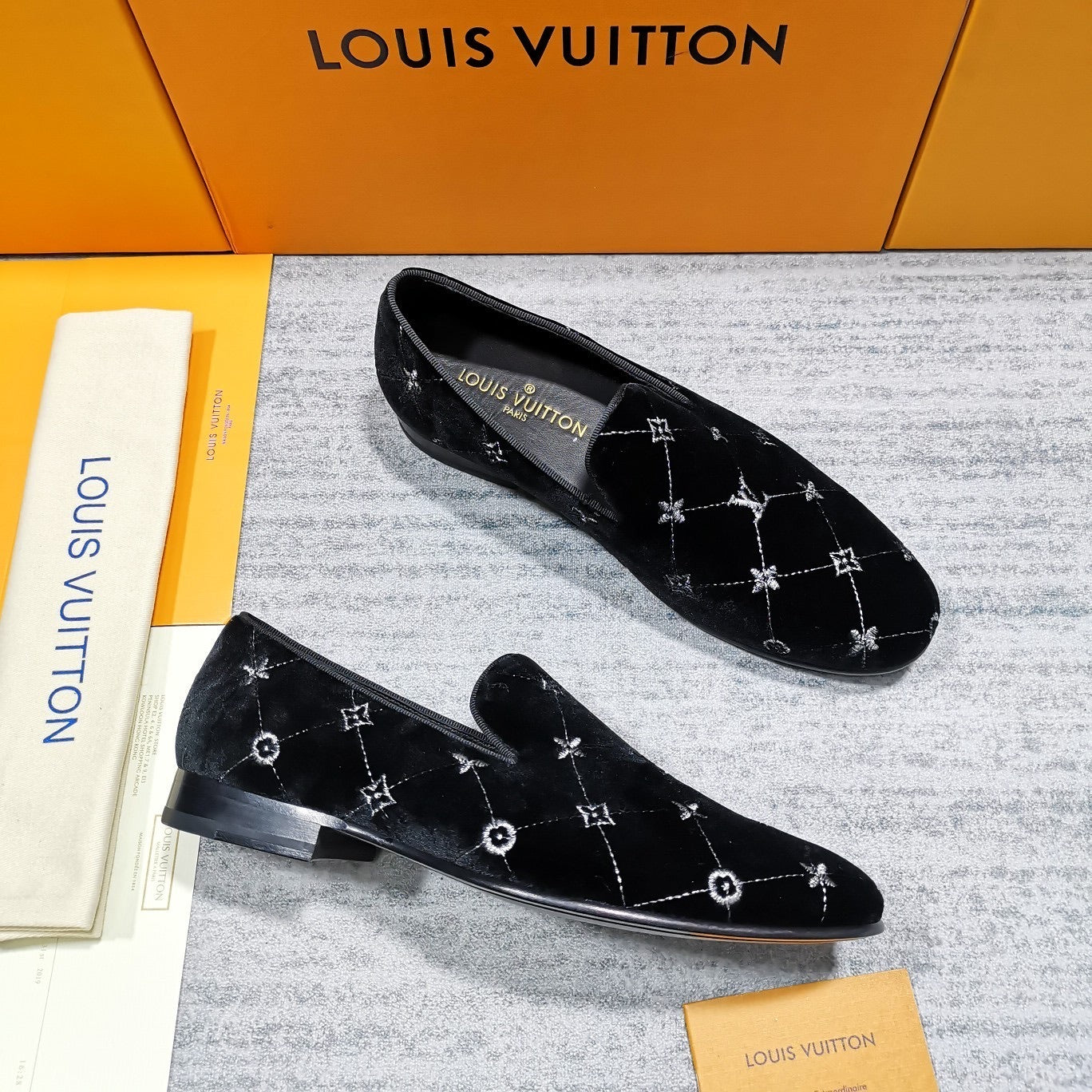 L V - V E L V E T - S L I P - O N S