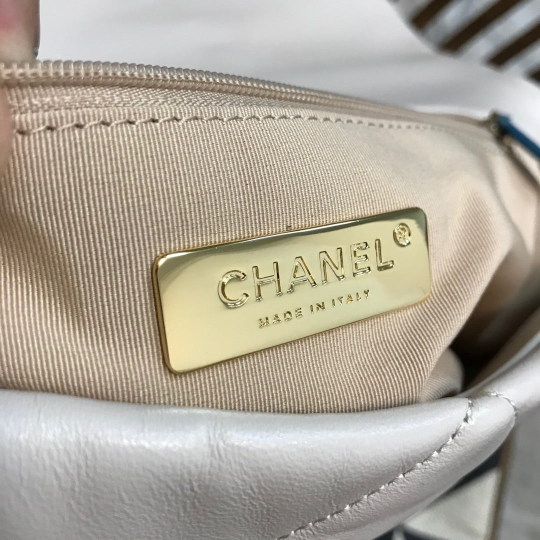 C h a n e l beige 20  30 10(cm)