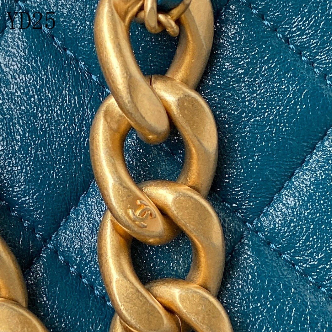 C h a n e l blue 16×19.5×8.5cm