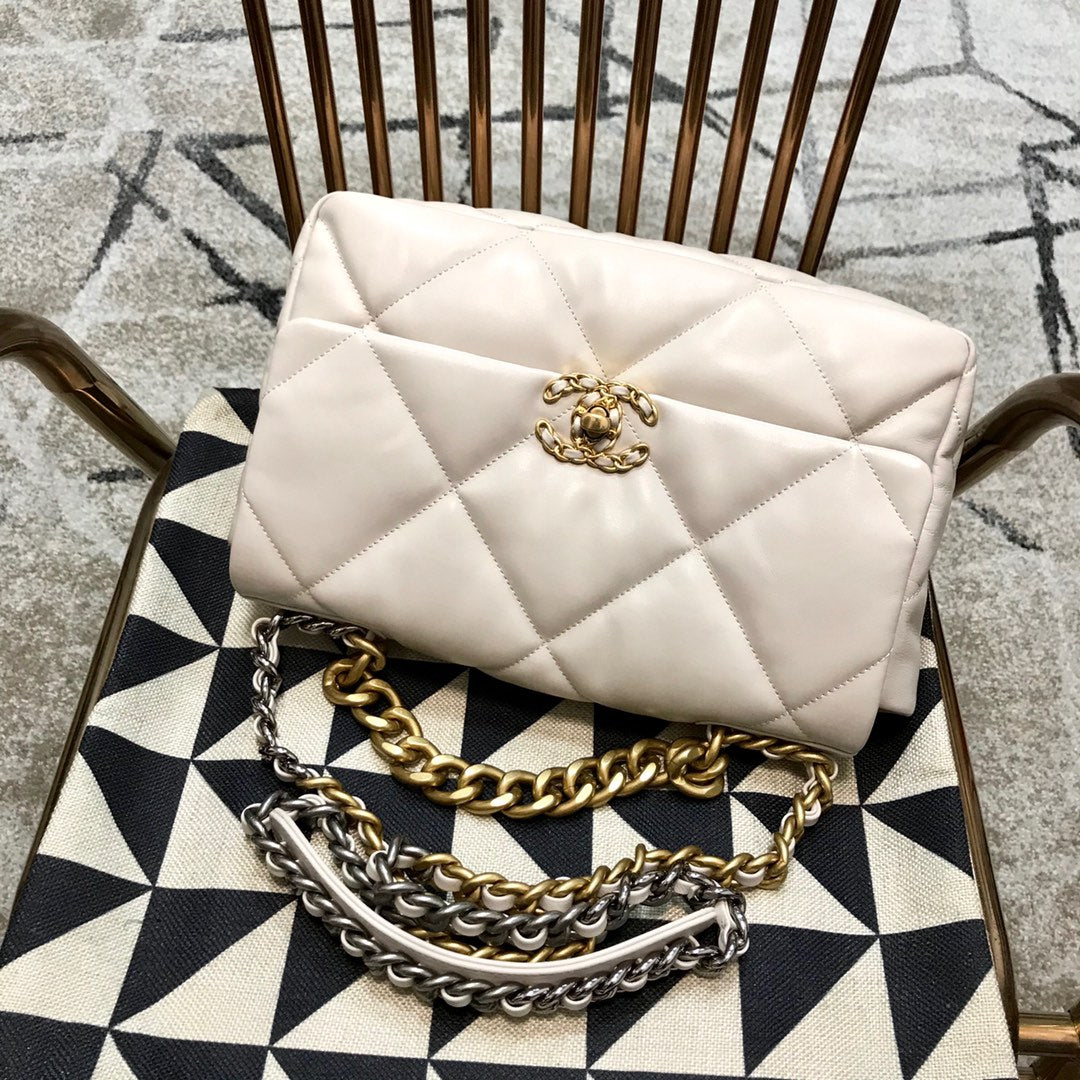 C h a n e l beige 20  30 10(cm)