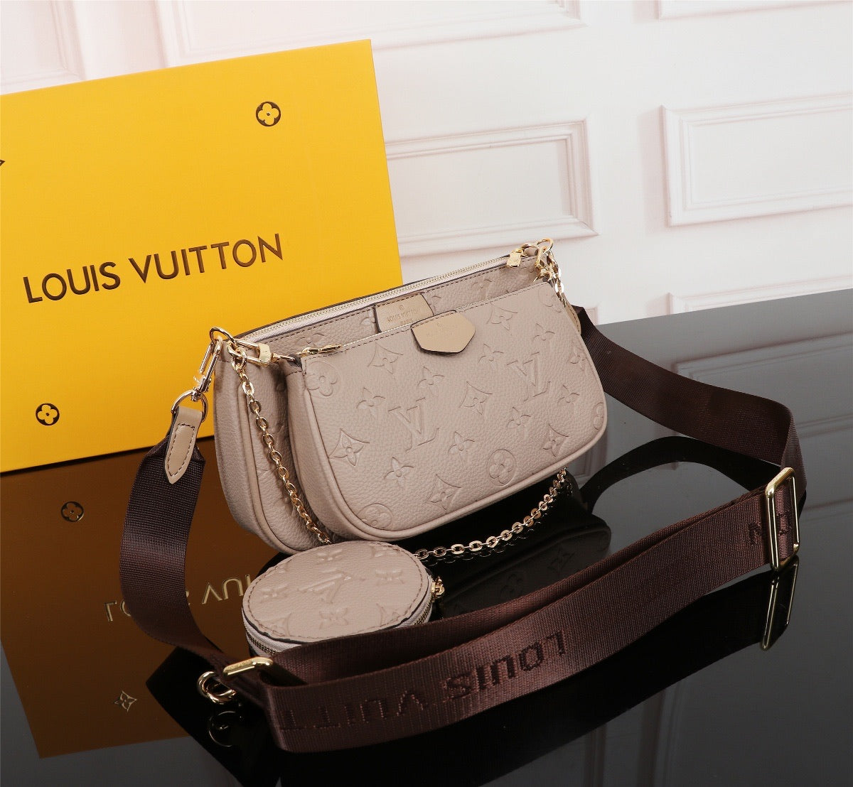 Lv pochette cream