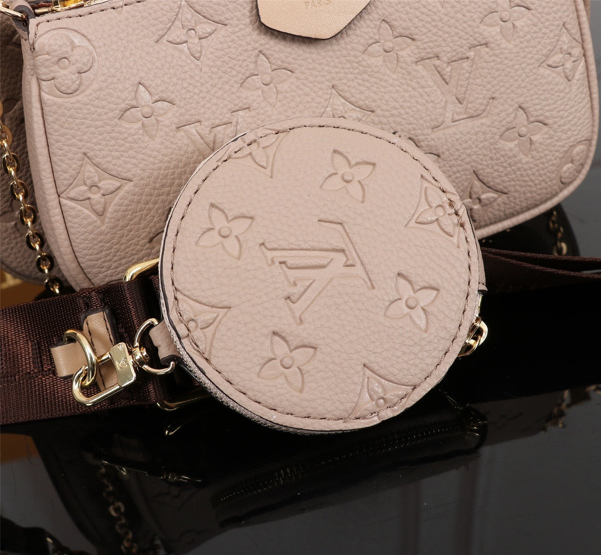 Lv pochette cream