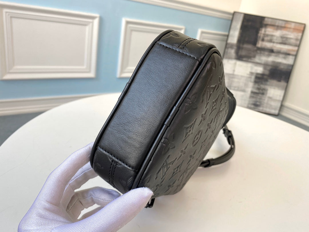 L v pouch 16.0 x 21.0 x 4.5 cm