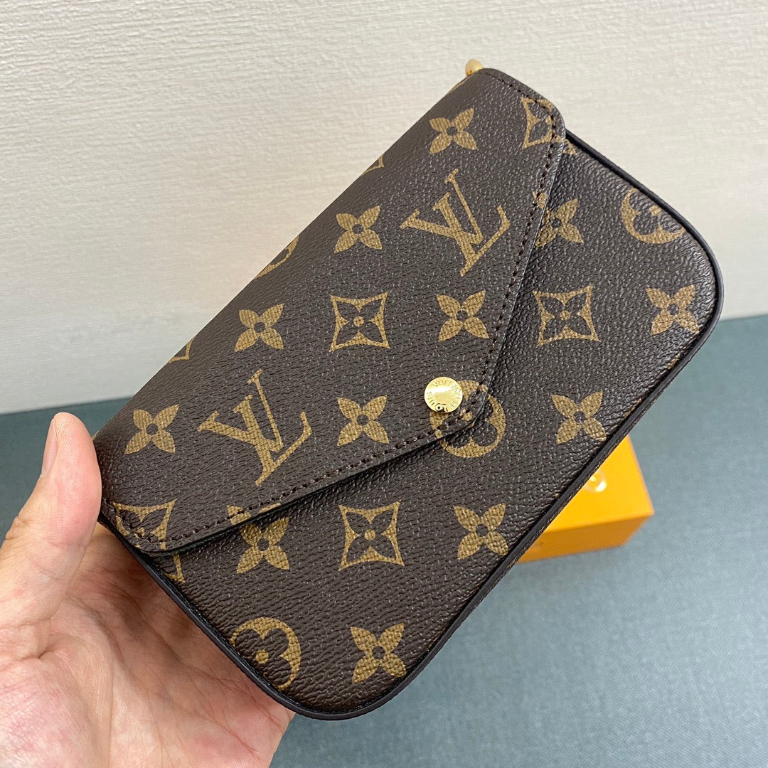 Lv Size:17*9.6*3.5cm pochette