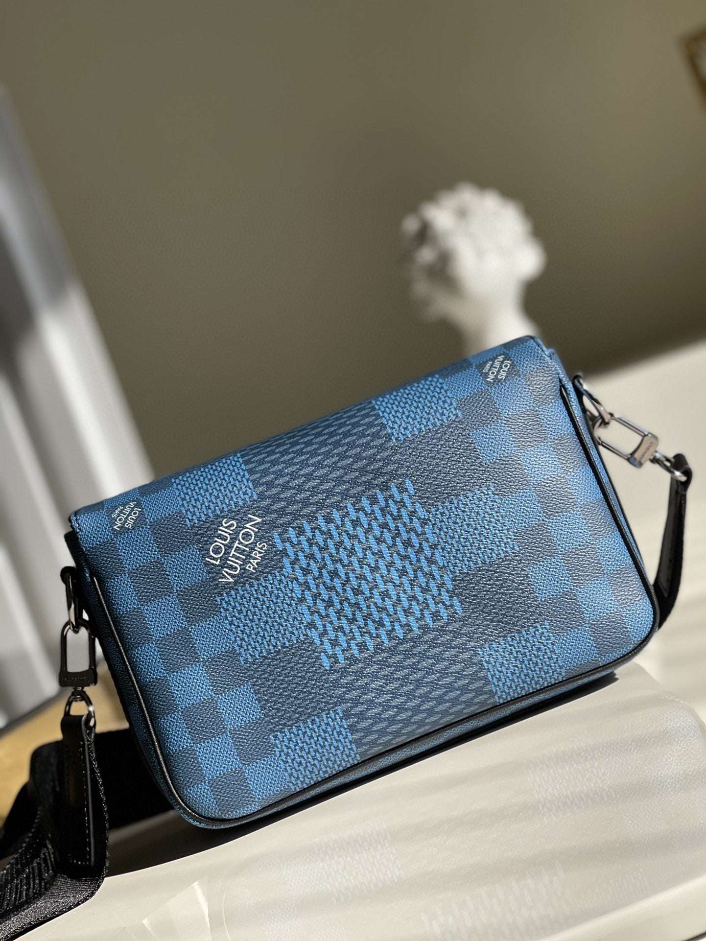 Lv pouch 23.5*14*5CM