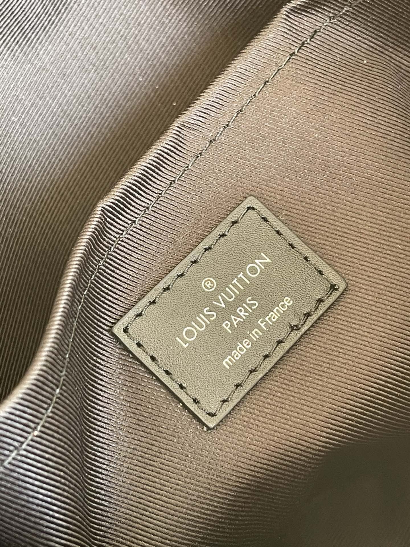 Lv pouch 23.5*14*5CM