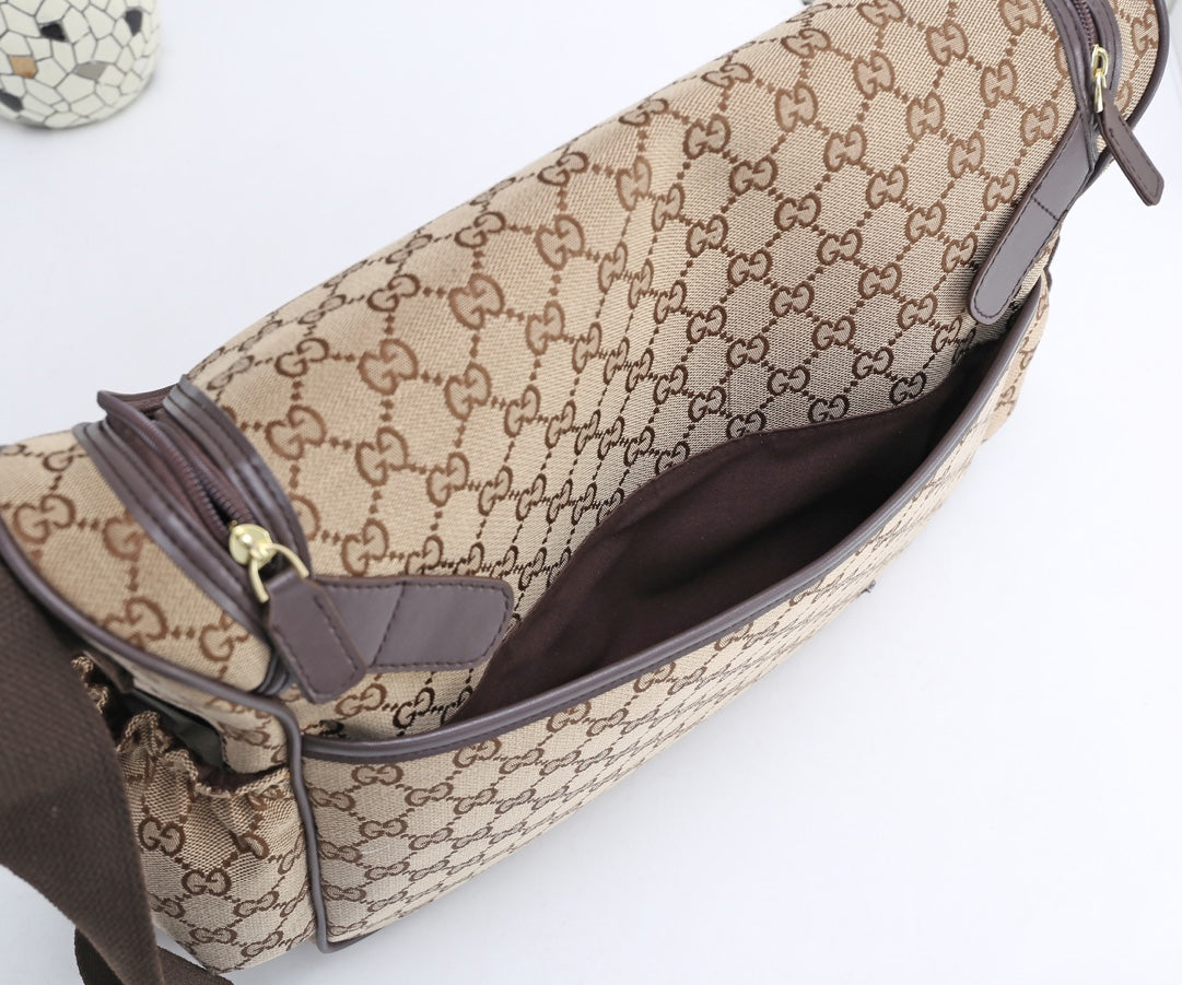 G u c c I baby bag