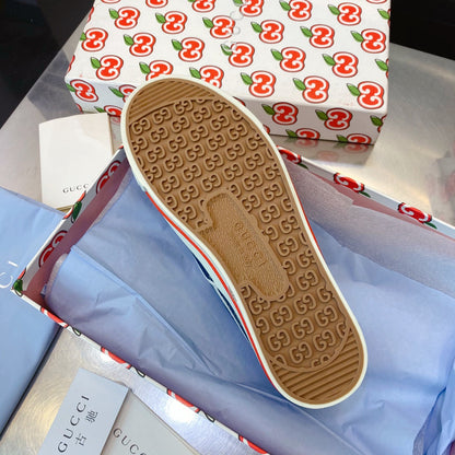 G u c c I baja slip on