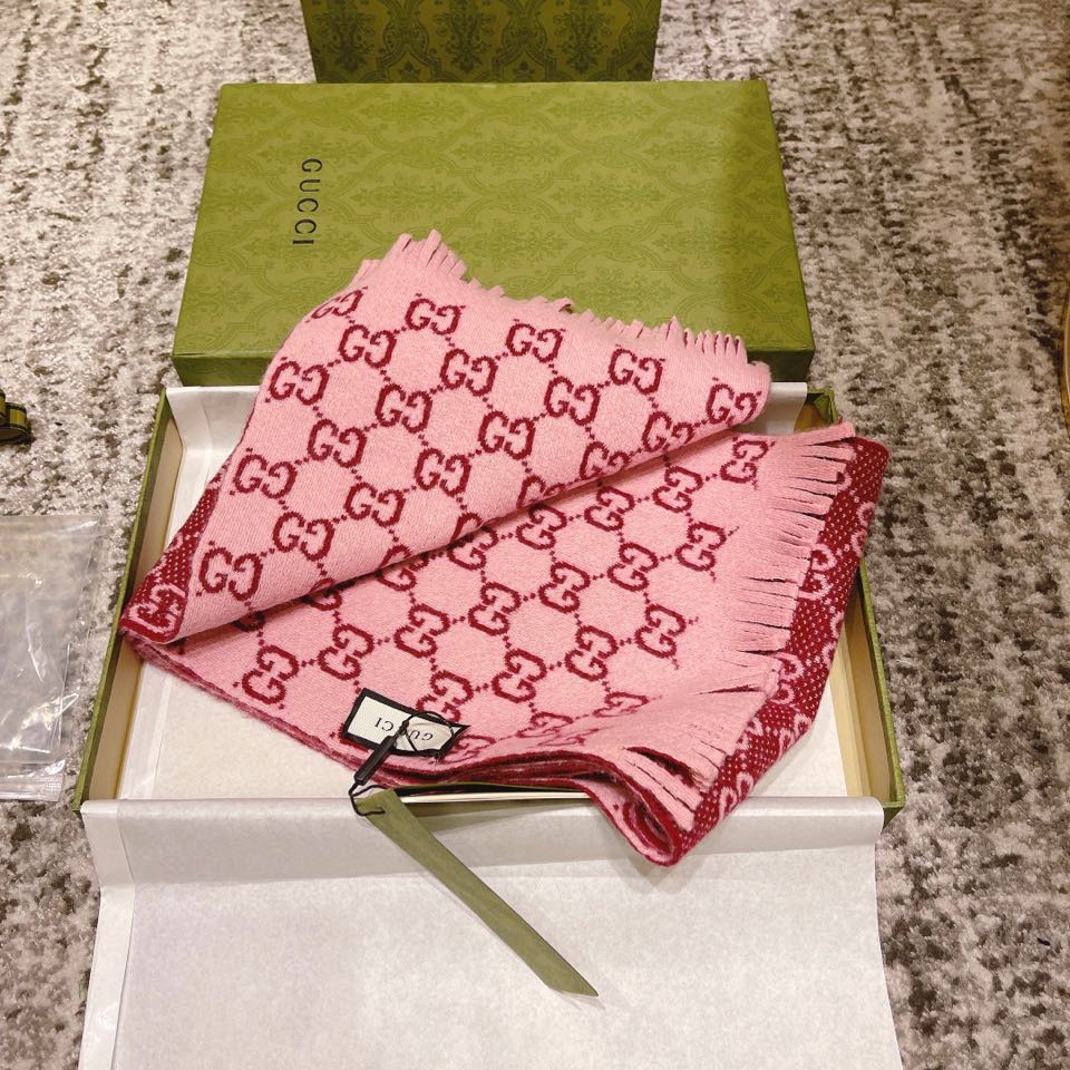 G u c c i scarf