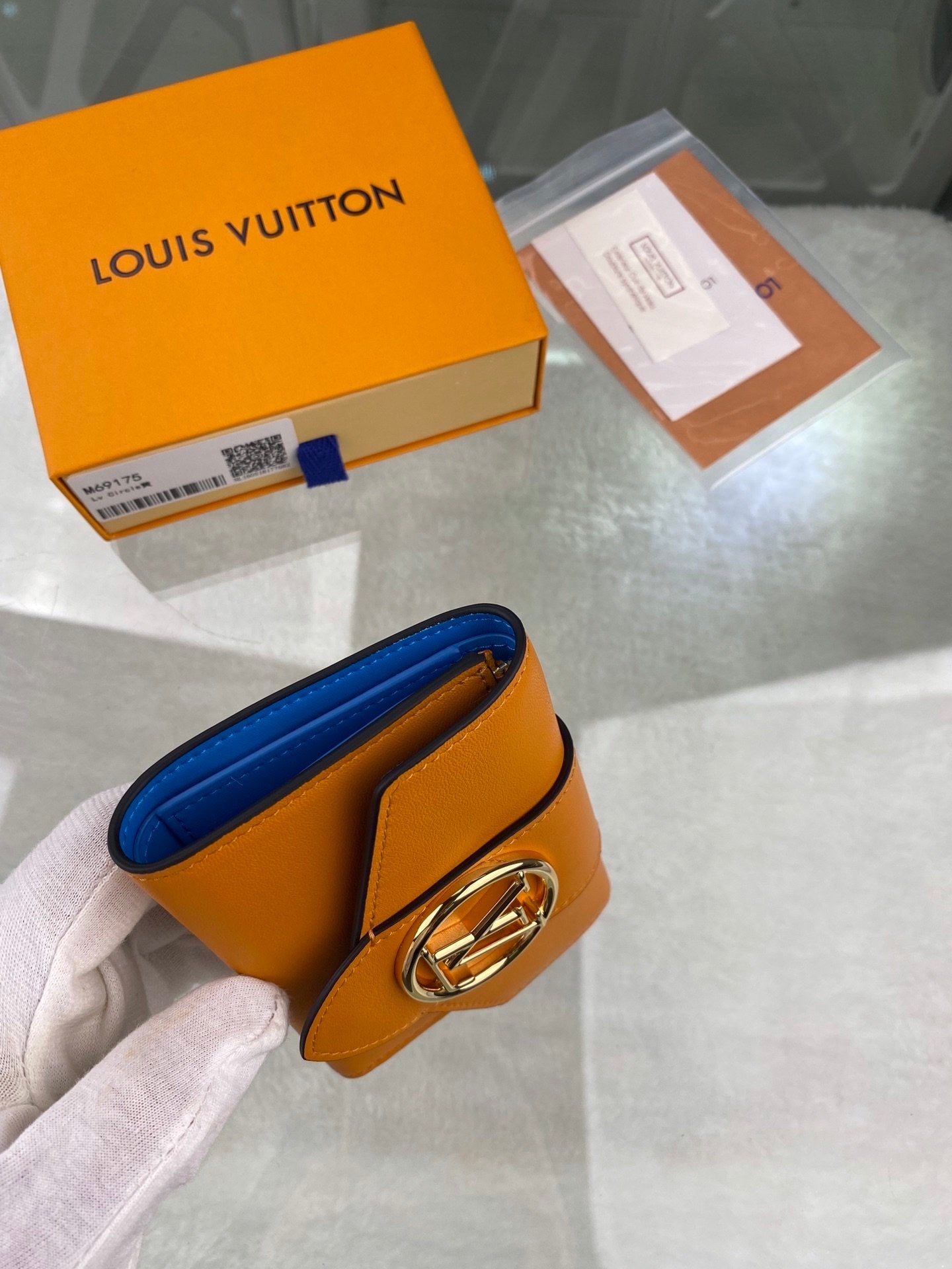 Lv wallet circle