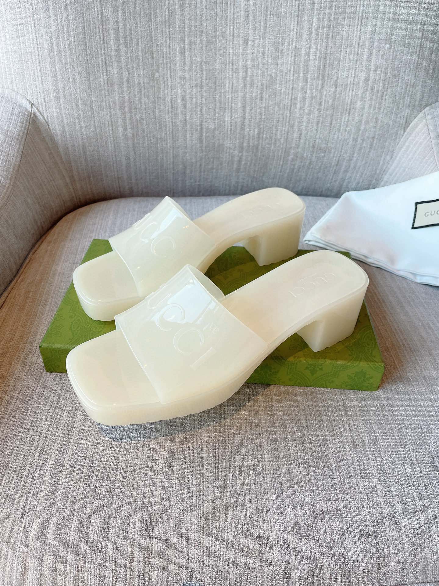 G u c c i new 2021 slides