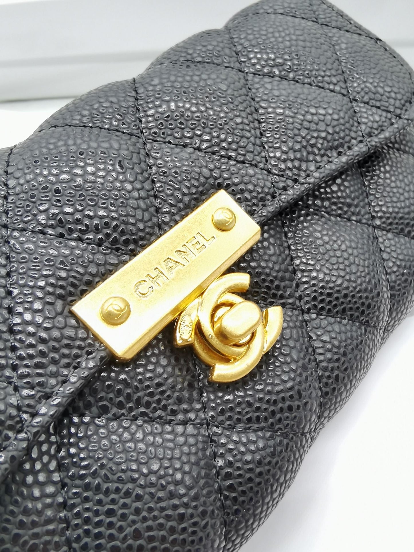 Classic handbag with metal lock 19cm