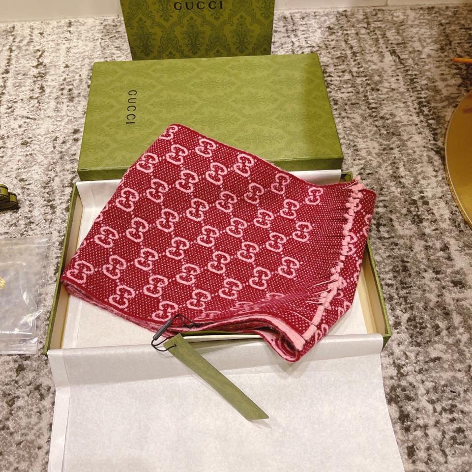 G u c c i scarf