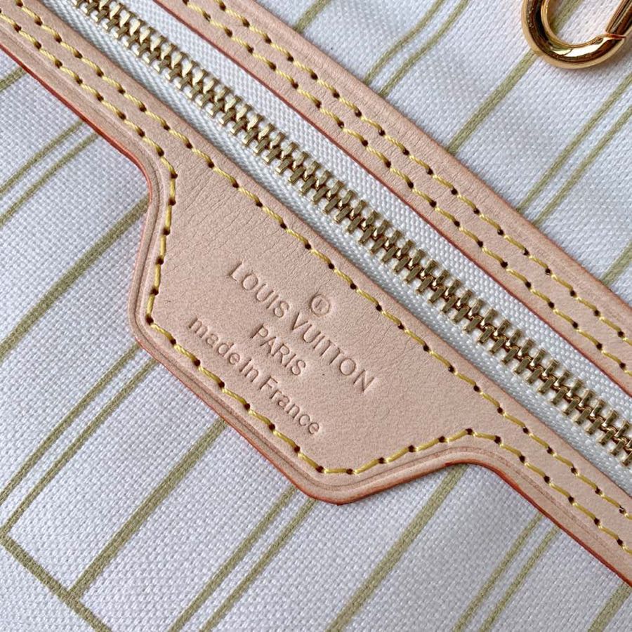 L v neverfull white