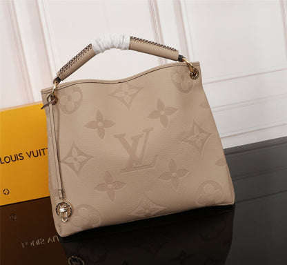 L v tote  42*32*16CM 95