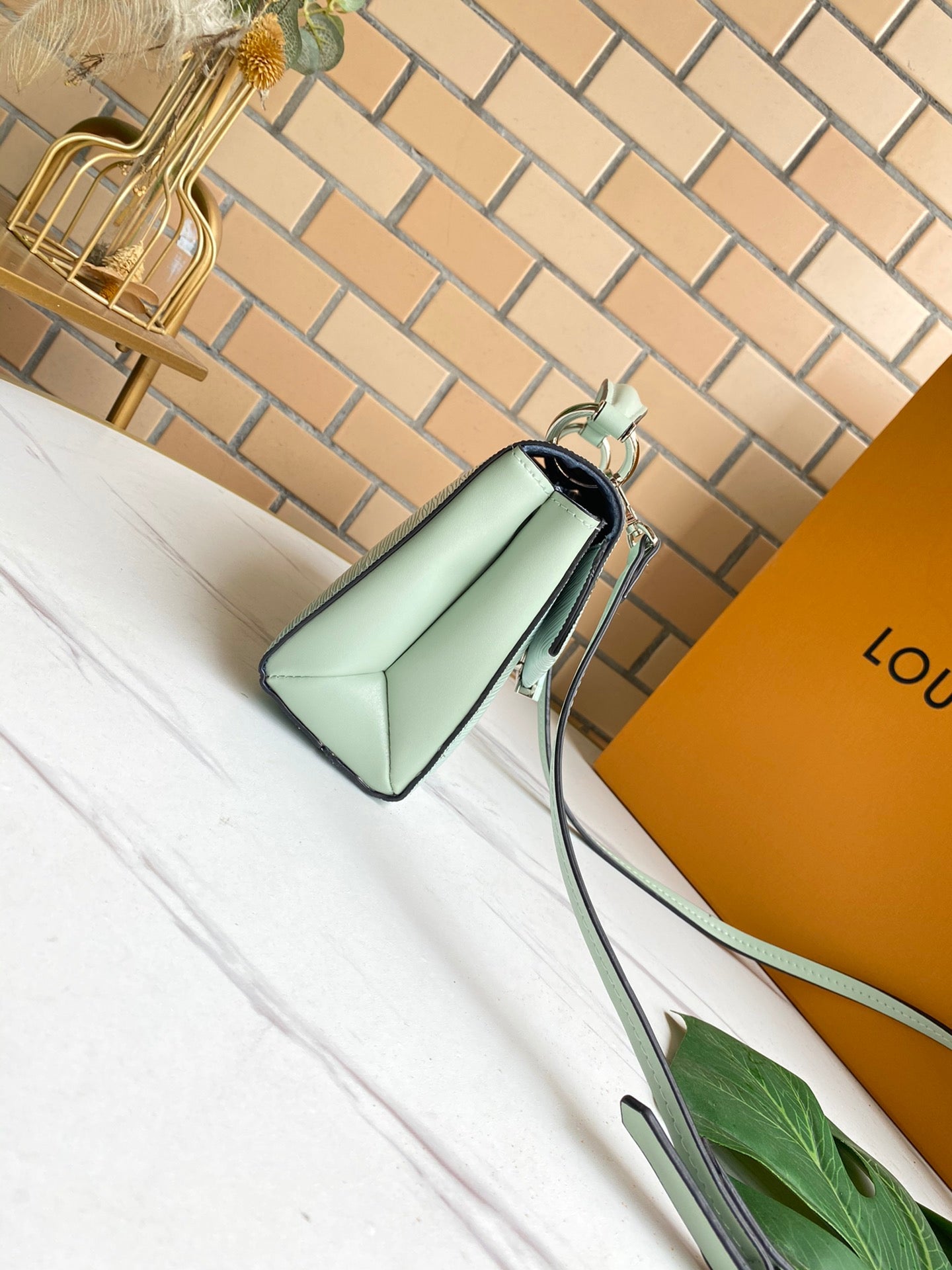 Lv 2021 23.5 x 16.0 x 8.0 cm