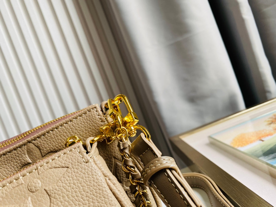 L v accessory pochette