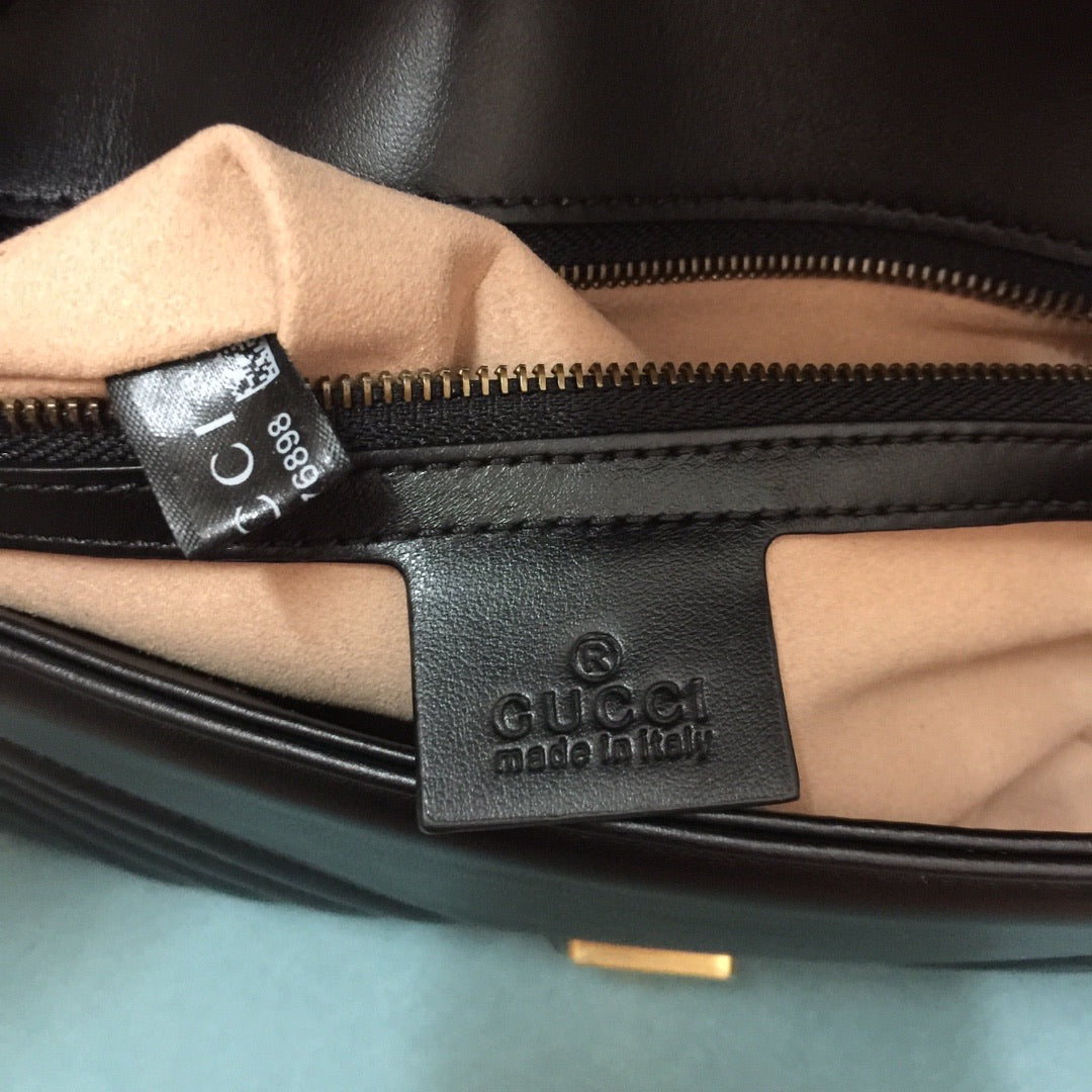 black classic fashion handbag