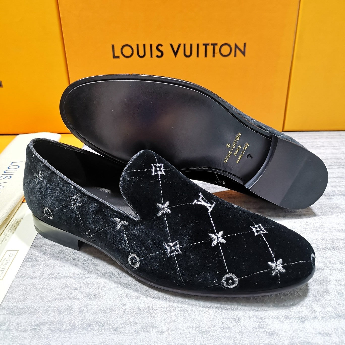 L V - V E L V E T - S L I P - O N S