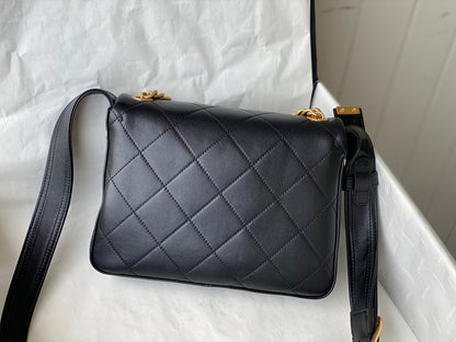 C h a n e l black 𝐒𝐢𝐳𝐞:𝟐𝟒/𝟔.𝟓/𝟏𝟖𝐜𝐦