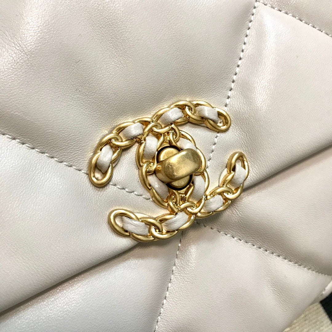 C h a n e l beige 20  30 10(cm)