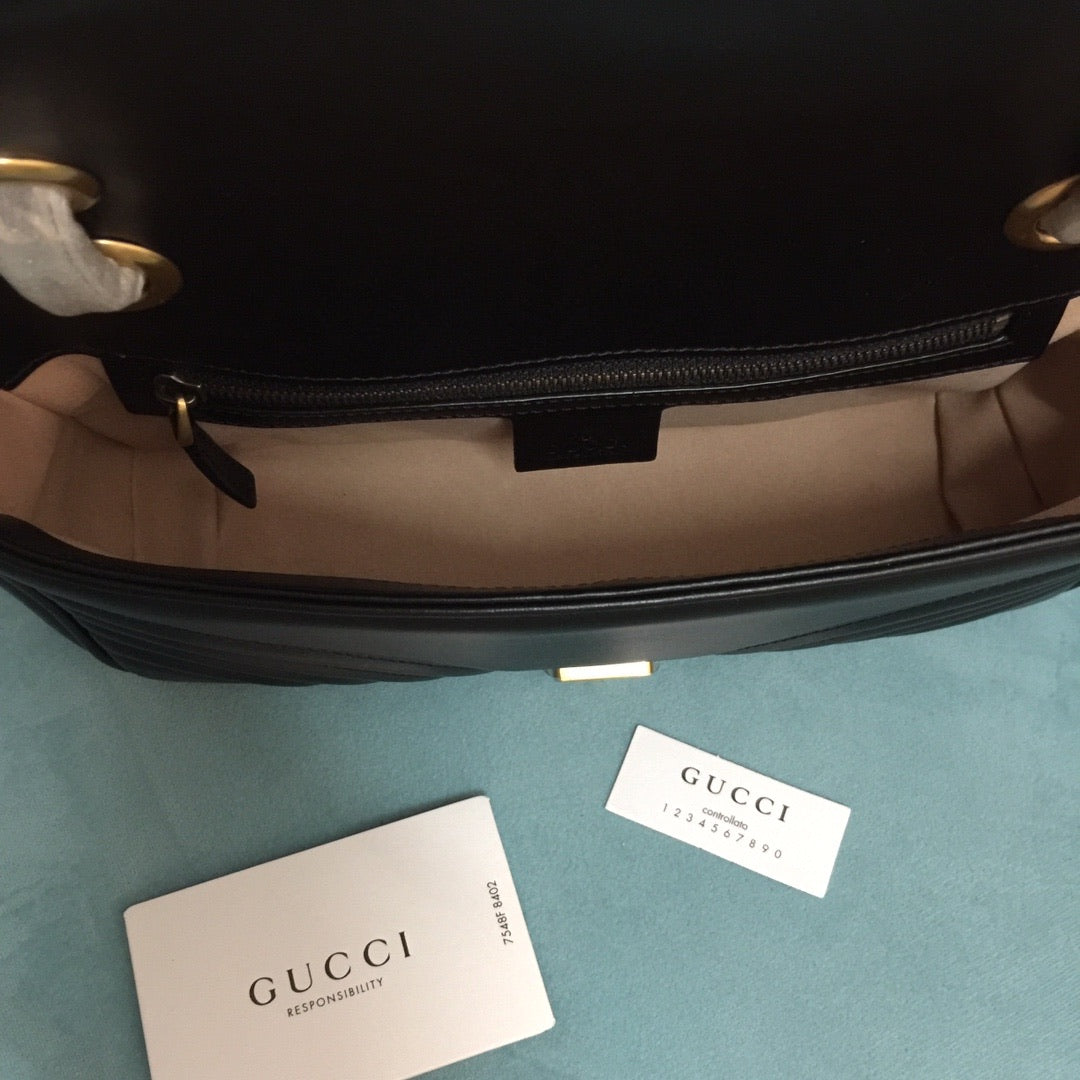 black classic fashion handbag