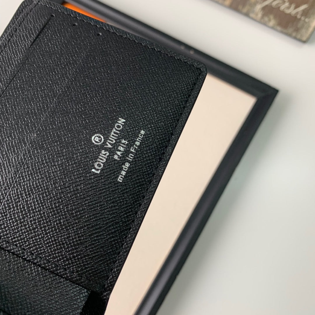 Lv window wallet Size:11.5*9CM