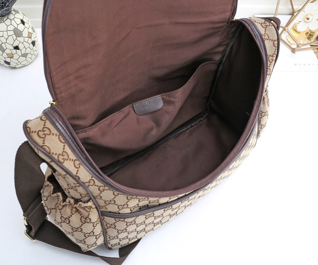 G u c c I baby bag